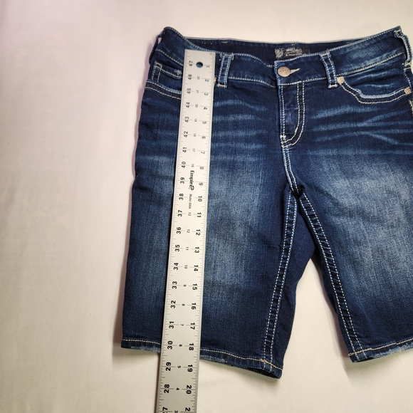 ⭐Silver Jeans Co. Suki Mid Rise Bermuda Shorts – W33 – Dark Wash Curvy Fit Denim - Picture 7 of 8